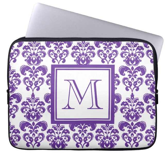 Din Monogram, mörkt purpurfärgat damastast mönster Laptop Sleeve (Framsidan)