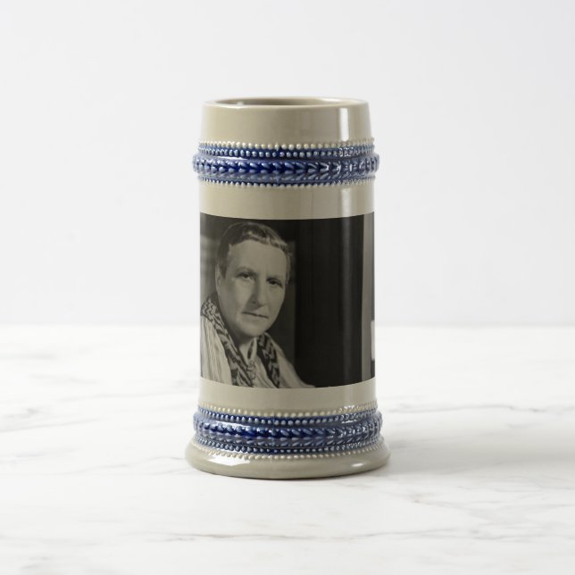 DIN MYCKET EGNA GERTRUDE STEIN SEJDEL (Center)