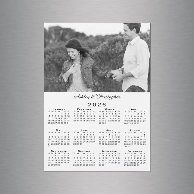 Din Photo Namn Personlig 2026 Calendar Magnet (Your Photo Names Personalized 2026 Calendar Magnet in situ)