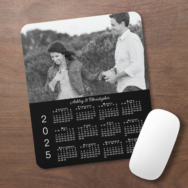 Din Photo Namn Personlig Black 2025-kalender Musmatta (Your Photo Names Personalized Black 2025 Calendar Mouse Pad in situ)