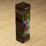 Din Photo Rustic Mörk Wood Presentask för Vinflask Presentask För Vinflaska<br><div class="desc">Rustic mörk-vinpresentlåda med eget anpassningsbar. Bra som bröllopsförmån,  eller för något annat tillfälle.</div>