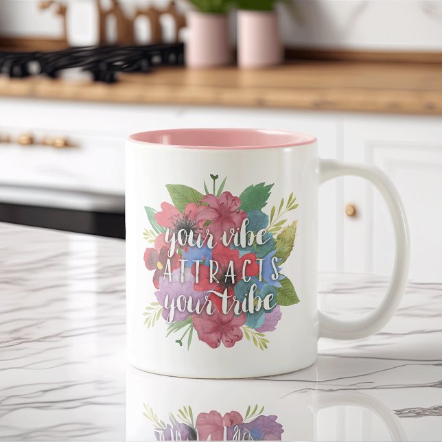 Din Vibe attraherar citatet av din tribe Wildblomm Två-Tonad Mugg (Skapare uppladdad)