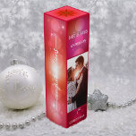 Dina foton Första jul Bröllop Presentask för Vinfl Presentask För Vinflaska<br><div class="desc">Festiv presentlåda för vin med egna foton av anpassningsbarna på en gnistrande röd rosa. Trevligt som bröllopsförmån,  för en första jul tillsammans eller anpassa till en annan jul firande.</div>