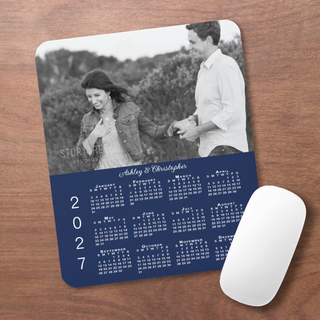 Dina fotonamn Marinblå 2027-kalender Musmatta (Your Photo Names Navy Blue 2027 Calendar Mouse Pad in situ)