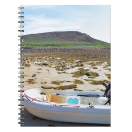 Dinghy På Stranden Anteckningsbok Med Spiral