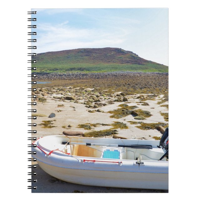 Dinghy På Stranden Anteckningsbok Med Spiral (Framsidan)