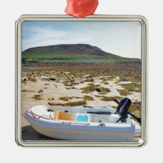 Dinghyn på stranden julgransprydnad metall
