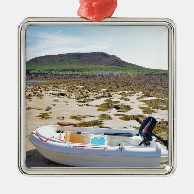 Dinghyn på stranden julgransprydnad metall (Framsidan)