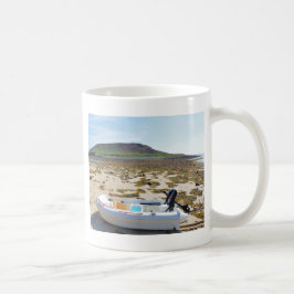Dinghyn på stranden kaffemugg