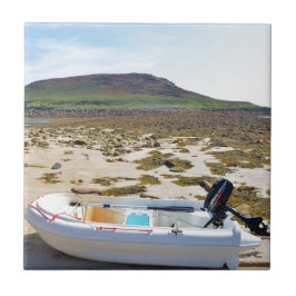 Dinghyn på stranden kakelplatta