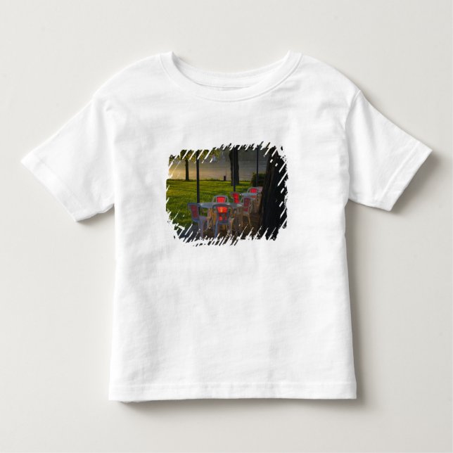 Dining bord och stolar vid Donaufloden. T-shirt (Framsida)
