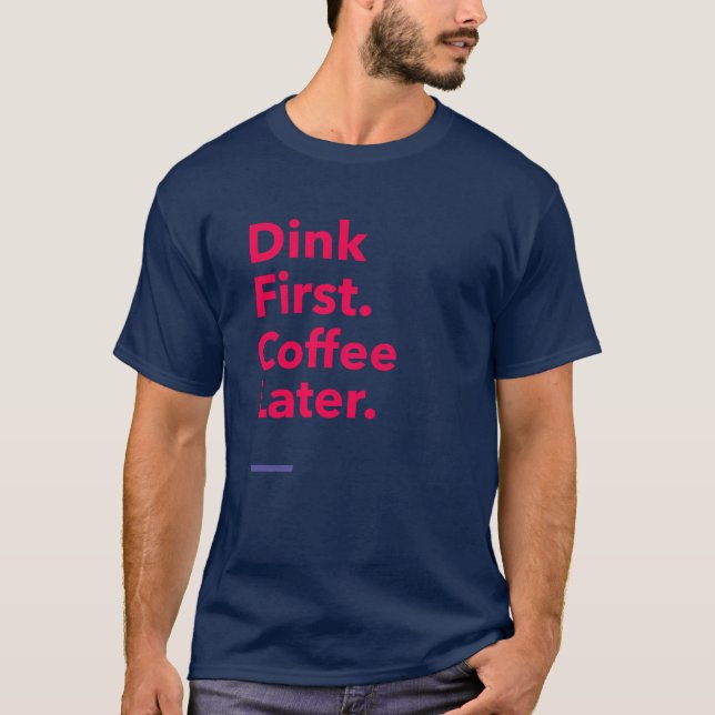 Dinka först. Kaffe senare - Pickleball Kaffe T Shirt (Framsida)