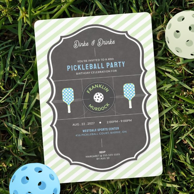 Dinks och drycker Grön & Blå Pickleball Födelsedag Inbjudningar (Striped Green Pickleball Birthday Invitation)