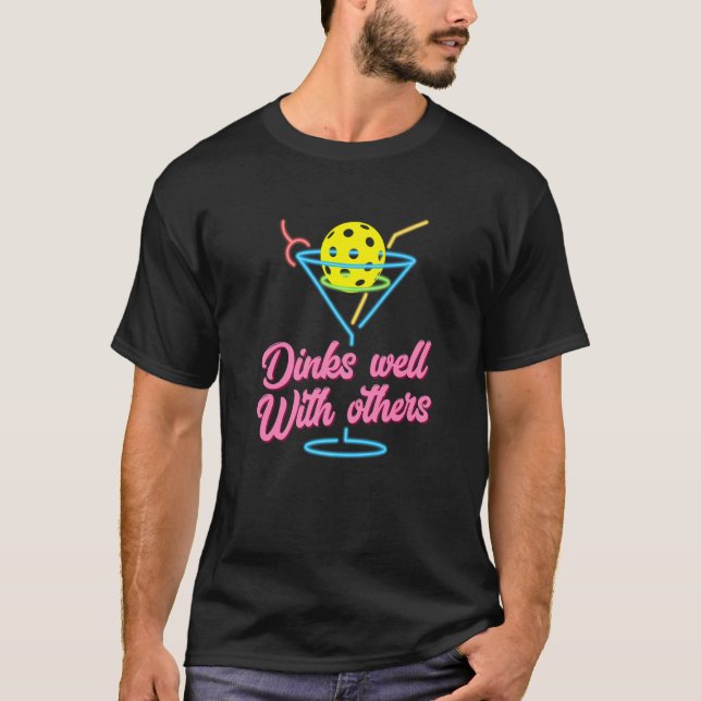 Dinks Well With Others For Pickleball Player T Shirt (Framsida)