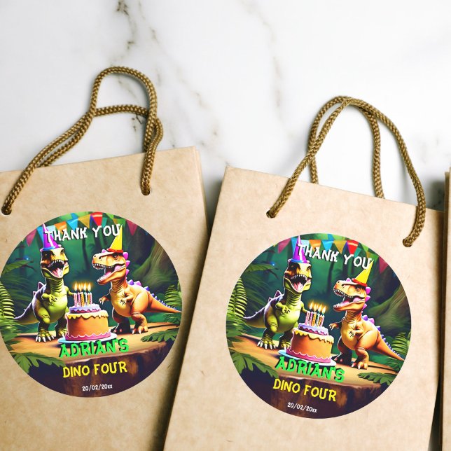 Dino 4 dinosauer födelsedagstack runt klistermärke (Dino four dinosaur birthday thank you favor sticker personalized dino mite party favor stickers)