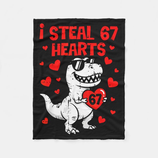 Dino Holding Heart I Steal 67 Hearts Funny Six Sev Fleecefilt (Framsidan)