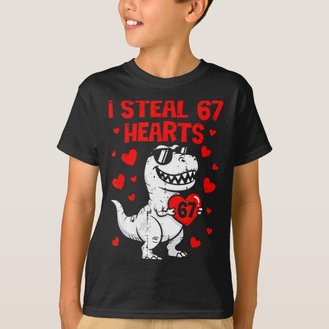 Dino Holding Heart I Steal 67 Hearts Funny Six Sev T Shirt (Framsida)