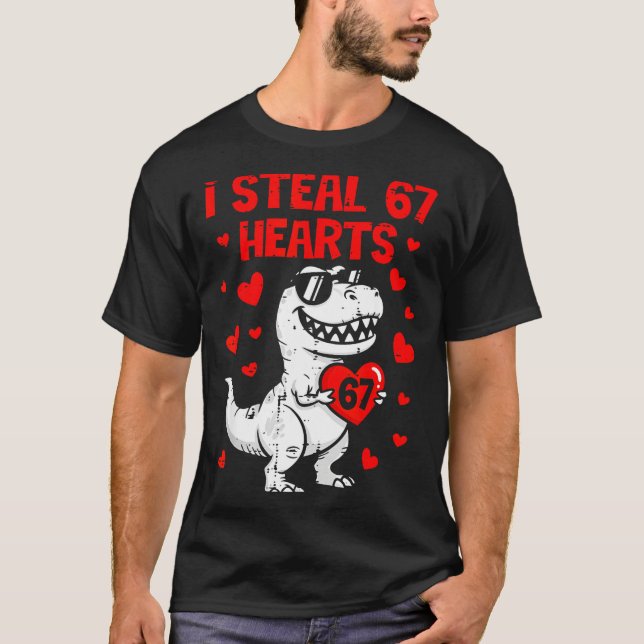 Dino Holding Heart I Steal 67 Hearts Funny Six Sev T Shirt (Framsida)