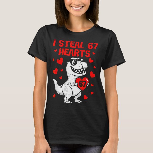 Dino Holding Heart I Steal 67 Hearts Funny Six Sev T Shirt (Framsida)