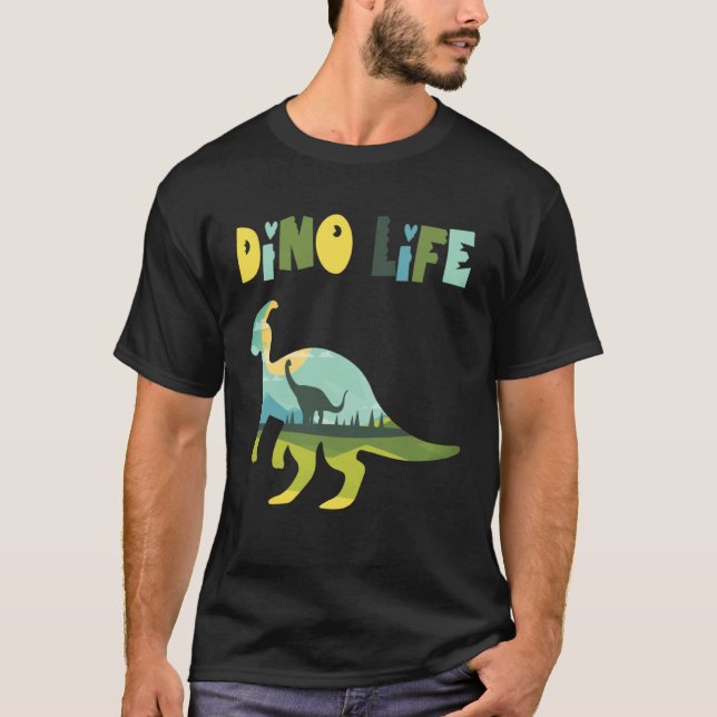 Dino life wild wilderness in the forest with dinos t shirt (Framsida)
