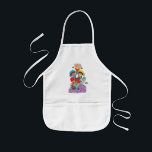 Dino Ranch Friends Barnförkläde<br><div class="desc">Låt din lilla visa sin kärlek för den modiga och äventyrliga Min från Dino Ranch med denna roligt och färgstarka design! Min med hennes namnteckning cowgirl hat och trusty lasso, tillsammans med hennes vänner Jon och Miguel och deras dinosaurier Blitz, Klöver och Tango. Den här designen är perfekt för alla...</div>