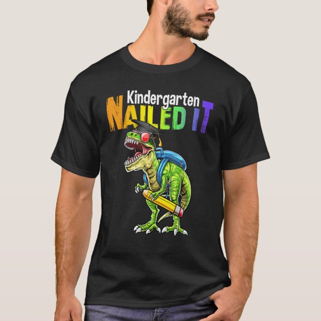 Dino Trex Kindergarten Nailed It Graduation Boy Ki T Shirt (Framsida)