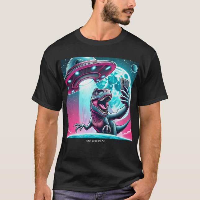 Dino UFO Selfie: Alien Encounter (Man Tshirt) #01 T Shirt (Framsida)