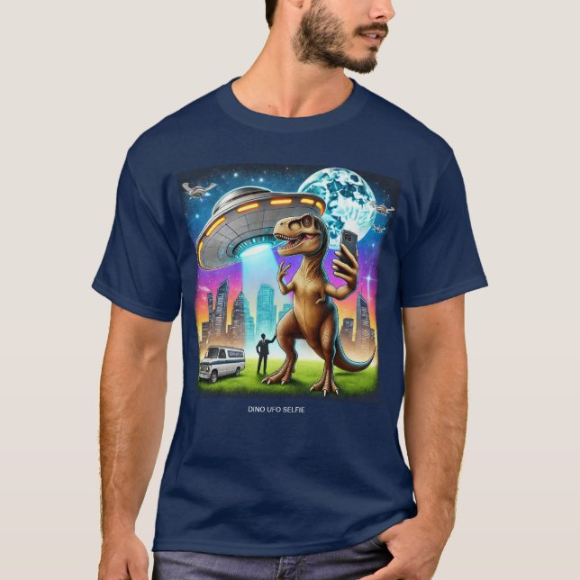 Dino UFO Selfie: Alien Encounter (Man Tshirt) #03 T Shirt (Framsida)
