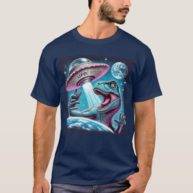 Dino UFO Selfie: Alien Encounter (Man Tshirt) #04 T Shirt (Framsida)