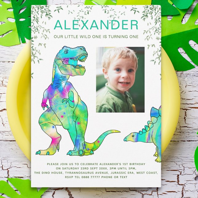 Dinosaur 1:a födelsedag Party Photo Inbjudningar (Colorful dinosaur wild one 1st birthday party invitation with photo template T-rex Stegosaurus dinos)