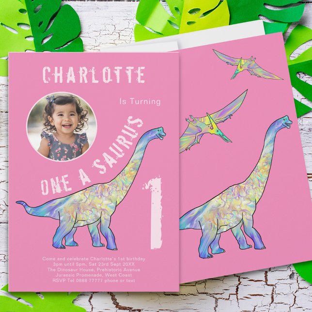Dinosaur 1:a födelsedag Party Rosa Foto Inbjudningar (Girls dinosaur 1st birthday party invitation one a saurus colorful dino watercolor & photo template)