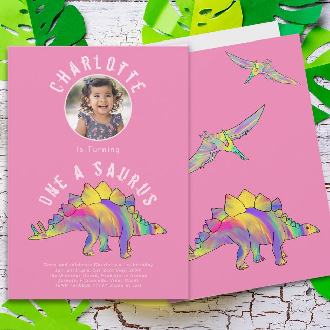Dinosaur 1:a födelsedag Party Rosa Inbjudningar (Dinosaur 1st birthday party pink invitation with photo template colorful watercolor stegosaurus )