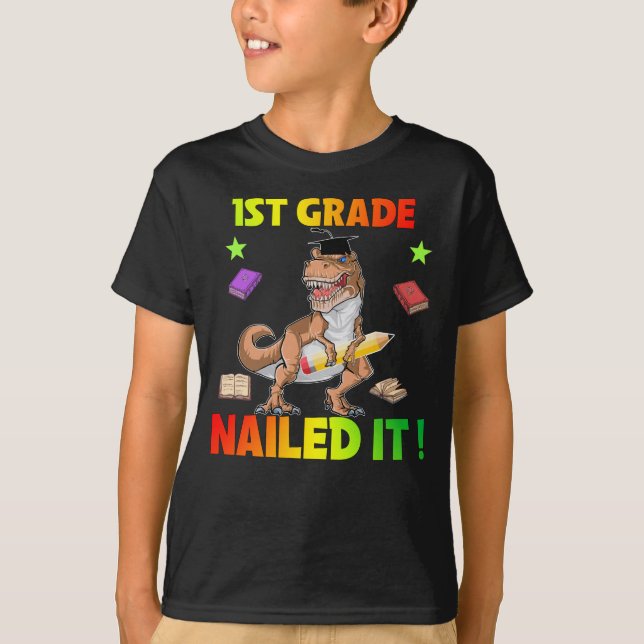 Dinosaur 1:a Klass-Studentmössan Diploma Gift T Shirt (Framsida)