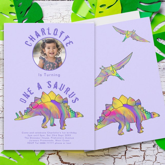 Dinosaur 1-års födelsedagsfest Lila Inbjudningar (Dinosaur 1st birthday party invitation one-a-saurus colorful watercolor dino stegosaurus pterodactyl)