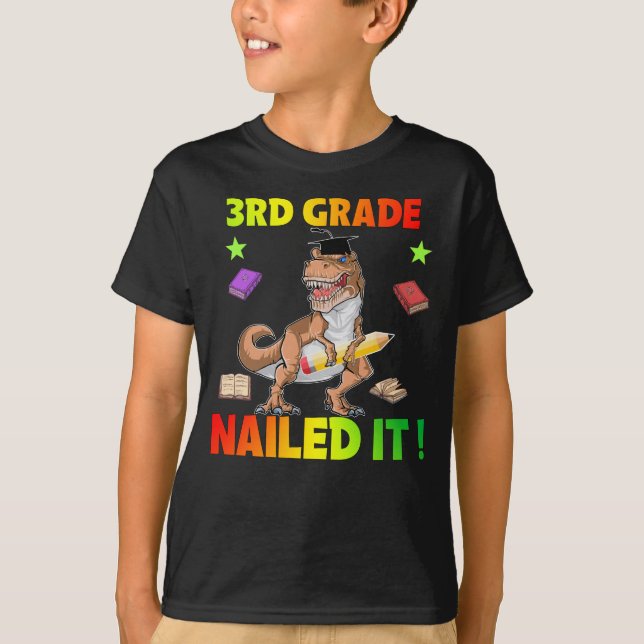 Dinosaur 3:e Klass Studentmössa Diploma Gift T Shirt (Framsida)