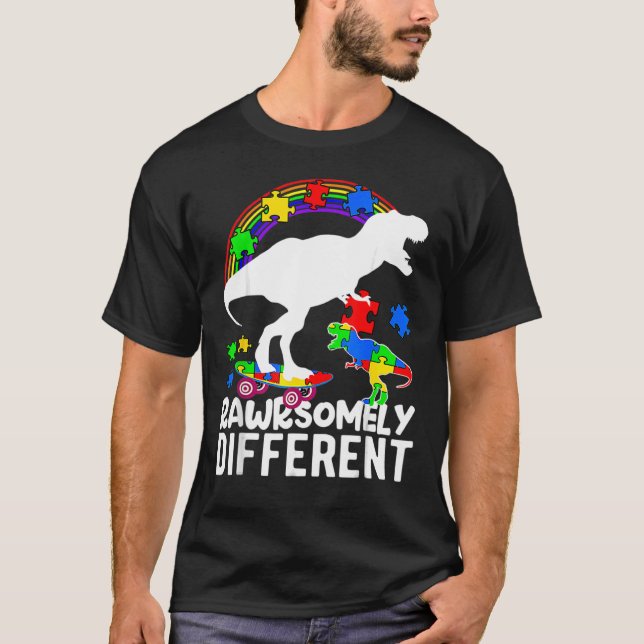 Dinosaur Autism Awareness Puzzle Rawrsomely Differ T Shirt (Framsida)