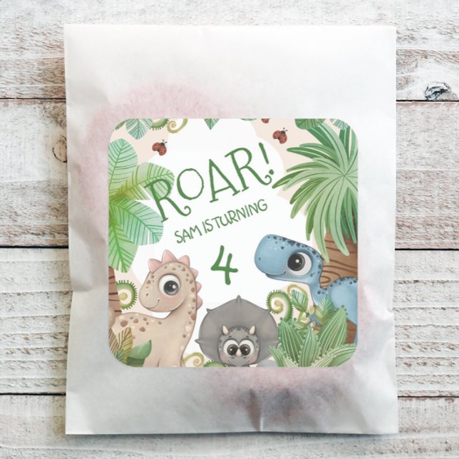 Dinosaur Barn 4-årsdag Fyrkantigt Klistermärke (Personalized Dinosaur Birthday Party Stickers)