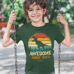 Dinosaur Birthday Boy Fantastisk sedan födelsetale T Shirt<br><div class="desc">Är din lilla pojke eller flicka kärlek dinosaurier? Den här anpassningsbarnas skjorta är perfekt! Det finns en stor T-Rex-dino som säger RAWR på en störd regnbågsbakgrund. All text är redigerbar och säger för närvarande Fantastisk sedan 2015 och det unga namn. Byt med ditt barns namn och födelseår för en speciell...</div>