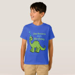 Dinosaur Birthday Boy Personlig Kids T Shirt<br><div class="desc">Anpassa dina barns dinosauritemedagda födelsedagsfest med den här coolans personlig födelsetyllda barn t-shirt. En dinosaurier i fantastisk-grönten med en söt,  blå stripe i party och anpassningsbarnas barns namn och ålder.</div>