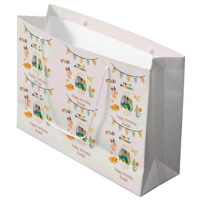 Dinosaur Birthday Gift Bag - Anpassat namn och fot (Framsidan Vinklad)