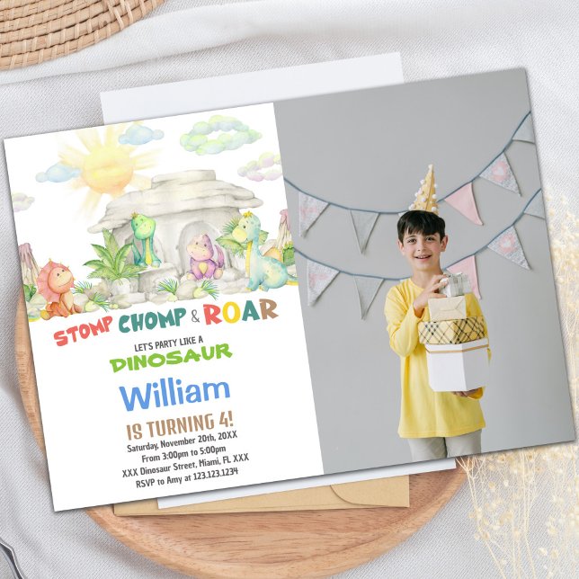 Dinosaur Birthday-inbjudan med foto Inbjudningar (Stomp Chomp Roar Dinosaur Birthday Photo Invitation)