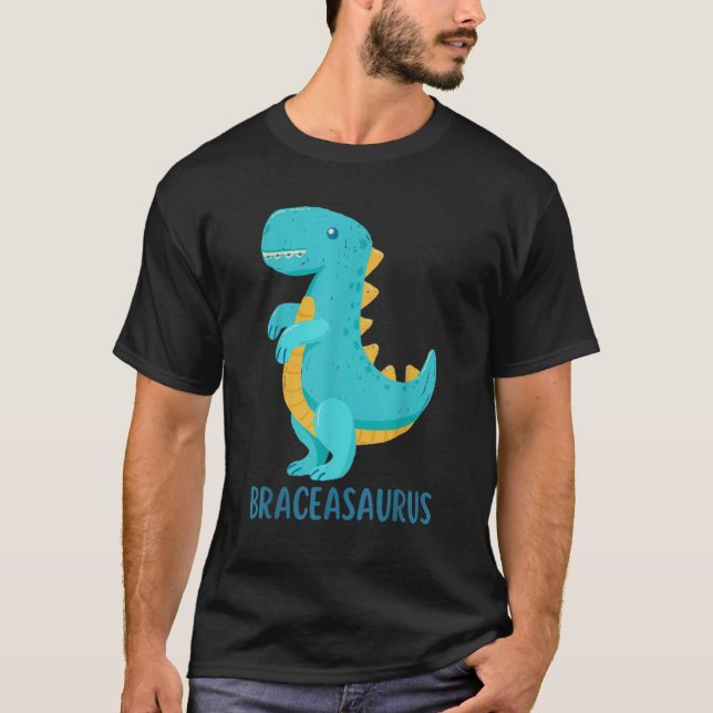 Dinosaur Braces  BRACEASAURUS Orthodontist T Shirt (Framsida)