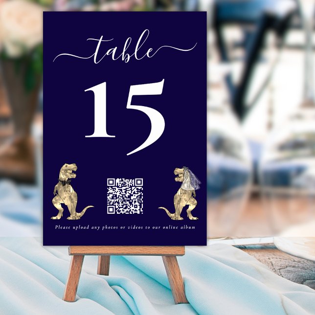 Dinosaur Bröllop marinblå QR-kod för foton Bordsnummer (Dinosaur wedding photo qr code upload elegant script navy blue and white custom table number card)