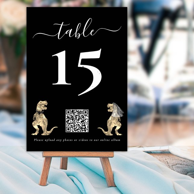 Dinosaur Bröllop Svart & Vitt QR-kod för foton Bordsnummer (Dinosaur wedding qr code for photo upload elegant script custom black and white table number card)
