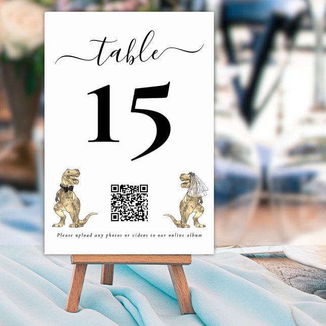 Dinosaur Bröllop Svart & Vitt QR-kod för foton Bordsnummer (Dinosaur wedding photo qr code upload elegant script black and white custom table number card)