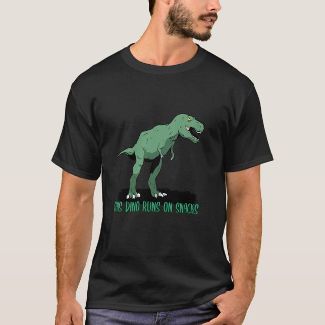 Dinosaur Denna Dino Körs På Snacks T Shirt (Framsida)