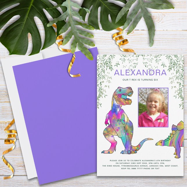 Dinosaur Flick kalas Photo Lila Inbjudningar (Colorful dinosaur girls photo birthday party invitation with T-Rex and stegosaurus purple pink blue)