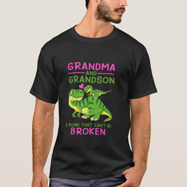 Dinosaur Grandma och Grandson en obligation som in T Shirt (Framsida)