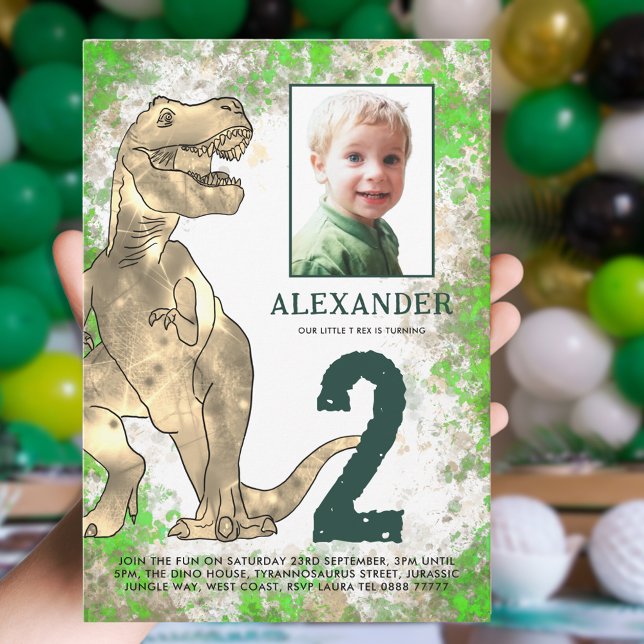 Dinosaur Jungle 2-års födelsedagsfest Foto Inbjudningar (T-Rex dinosaur photo 2nd birthday party invitation green brown watercolor splash)