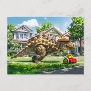 Dinosaur Mwing Gräsmatta in Suburbia Helg Vykort